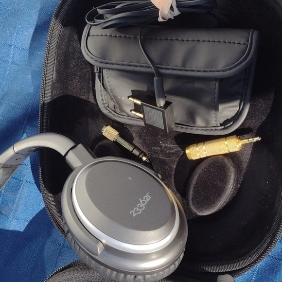 233621 Wireless Headphones - Black and Silver NWOT - Picture 2 of 2